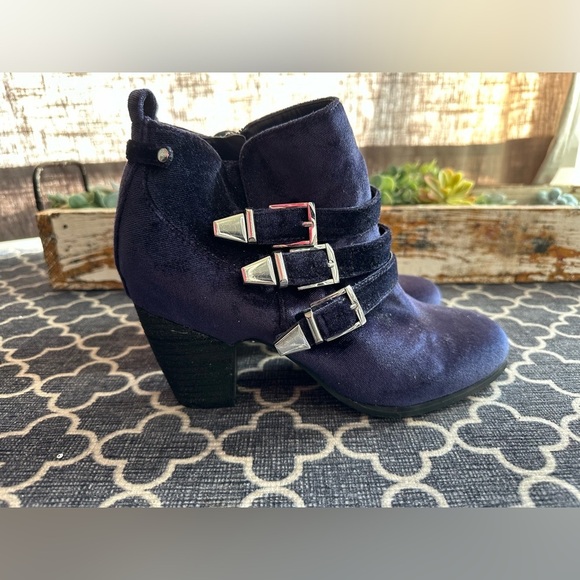 Crown Vintage Navy Side- Buckle Vegan Leather Ankle Boots with Buckles- size 7 - Picture 1 of 8